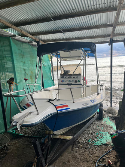 21 Panga with 200 Yamaha 4 stroke Registered in Costa Rica with trailer