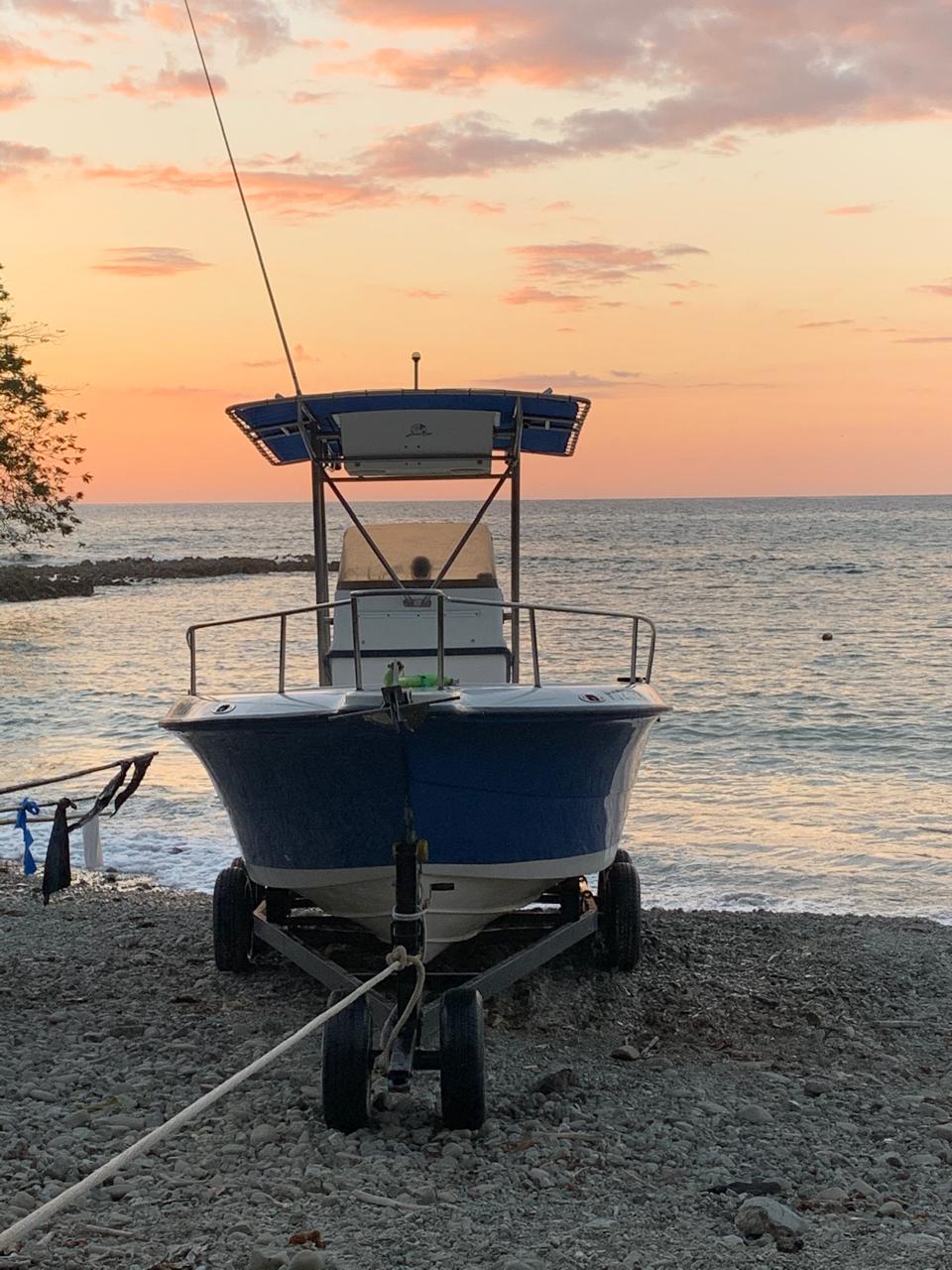 21 Panga with 200 Yamaha 4 stroke Registered in Costa Rica with trailer